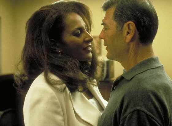 Los personajes de Pam Grier y Robert Forster en una de las escenas de la película.