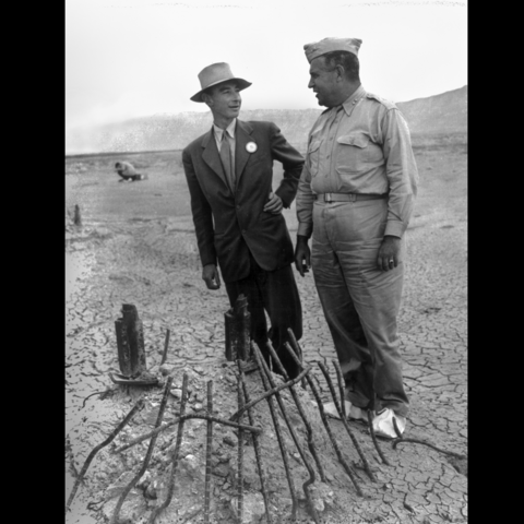 Robert Oppenheimer con el general Leslie Groves, en el lugar donde estalló la primera bomba atómica. / Wikicommons