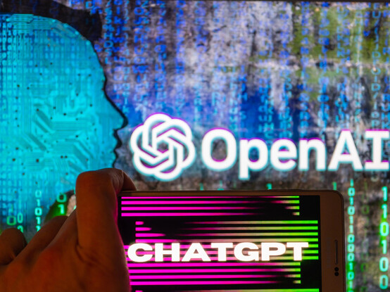 Microsoft invierte 10.000 millones en OpenAI y unirá su inteligencia artificial a sus productos. (Enero 2023)

La multinacional aspira a convertir la inteligencia artificial en “una potente plataforma tecnológica de uso general” con capacidad de transformar “el ordenador personal, Internet, los dispositivos móviles y la nube” 

https://www.eldiario.es/tecnologia/microsoft-invierte-10-000-millones-openai-unira-inteligencia-artificial-productos_1_9889621.html