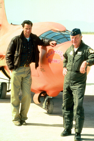 Sam Shepard y el general Chuck Yeager, posando junto a la recreación del 'avión' modelo X1 'Glamorous Glennis' - por la esposa de Yeager-, con el que éste logró romper la barrera del sonido el 14 de octubre de 1947.