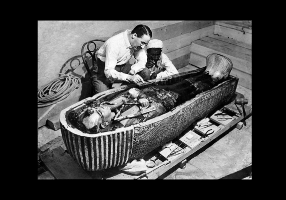 Howard Carter examinando el ataúd interior de Tutankamón. / Wikipedia