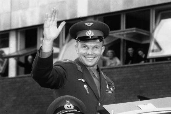 Yuri Gagarin saludando a su regreso.