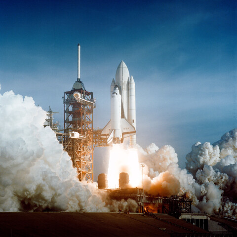 En la madrugada del 12 de abril de 1981, la NASA lanzó su primera misión del Sistema de Transporte Espacial, o transbordador espacial, que puso en órbita a los astronautas John Young y Robert Crippen.