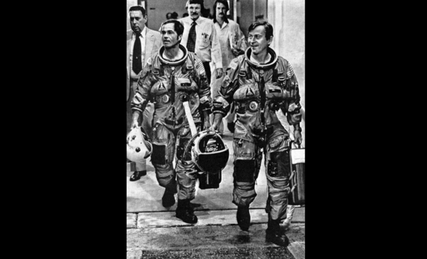 John Young (izquierda) y Robert Crippen, saliendo del edificio de la tripulación para dirigirse a la plataforma de lanzamiento 39A.