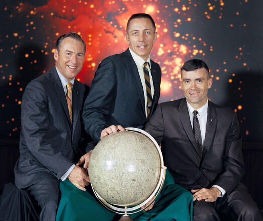 De izquierda a derecha: El comandante de la misión, Jim Lovell, El piloto del módulo de mando Jack Swigert y el piloto del módulo lunar Fred Haise.