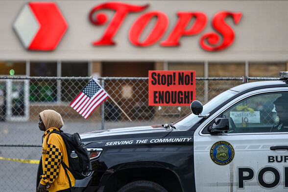 La tienda de comestibles Tops en Buffalo, donde un hombre armado mató a 10 personas el pasado mes de mayo. El atacante usó Discord para compartir memes racistas que recopilaba en #4chan. Credit. Kenny Holston para The New York Times