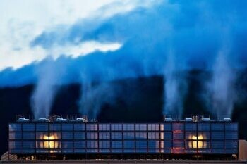 Vapor emergiendo de las torres de refrigeración del centro de datos de Google, en Oregón.