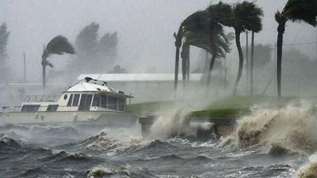 Un huracán golpeando la costa.