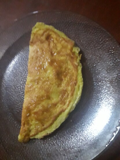 Omelette sobre un plato de vidrio. 