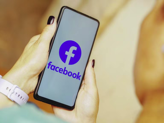 Movil con portada de Facebook