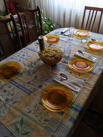 Mesa con vajilla duralex completa.
