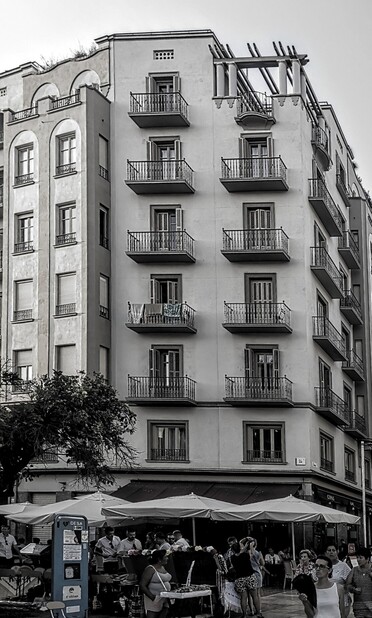 Blanco y negro.
Perspectiva frontal del mismo edificio en la misma calle del centro de Málaga. Como ya he dicho antes: construcción nueva que intenta conservar la arquitectura de principios del siglo XIX, pero no lo consigue. Los balcones tienen cierto encanto.
Se supone que en el ático vive el conocido actor Antonio Banderas.
La calle completamente llena de gente, debido a que estamos en plena época de feria.