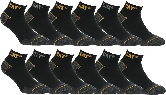 6 pares de calcetines cortos marca CAT, negros con el logo en gris y amarillo.