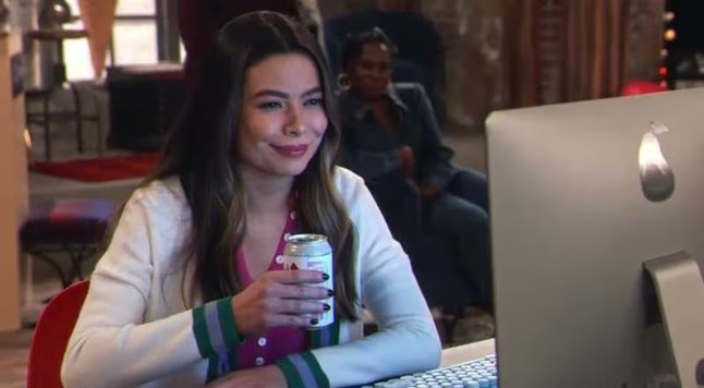 Meme de la serie Icarly. Es una señora delante del ordenador con un refresco en la mano con cara de "uuuh interesante". Como si estuviese viendo arder el mundo a través de una pantalla. Como yo ahora.