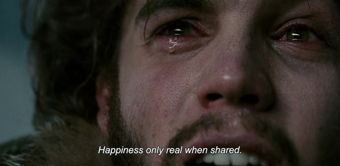 Un hombre joven con barba llora en primer plano en una imagen en la cual un texto dice en la parte inferior "Happiness is only real when shared", en español "La felicidad sólo es real cuando es compartida"