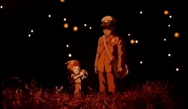 Una niña y un joven chico uniformado con gorra y un bolso colgado están rodeados de unas extrañas luces anaranjadas a su alrededor, que los iluminan.