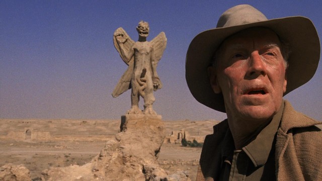 El padre Merrin y la escultura del demonio.