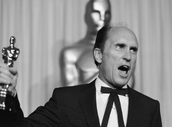 Robert Duval recibiendo el #Oscar de Hollywood en 1984 por su papel en 'Gracias y favores', 1983.
https://www.filmaffinity.com/es/film348874.html