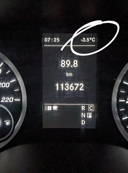 Cuadro de información del vehículo marcando una temperatura exterior de tres grados y medio bajo cero