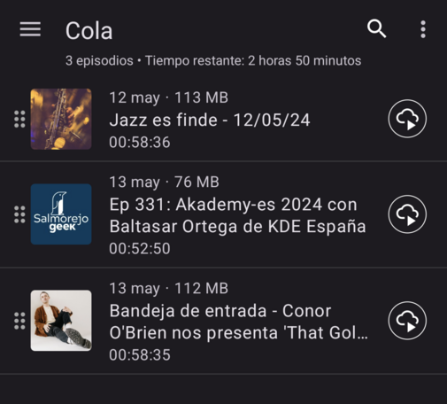 Captura de pantalla de la aplicación antennapod mostrando un lista de reproducción de varios podcast.