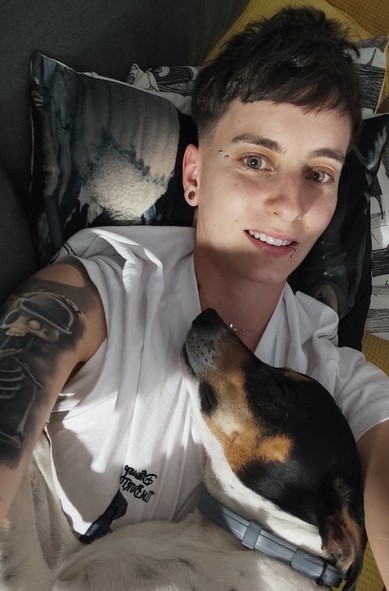 Tumbada con el perro dormido encima.
