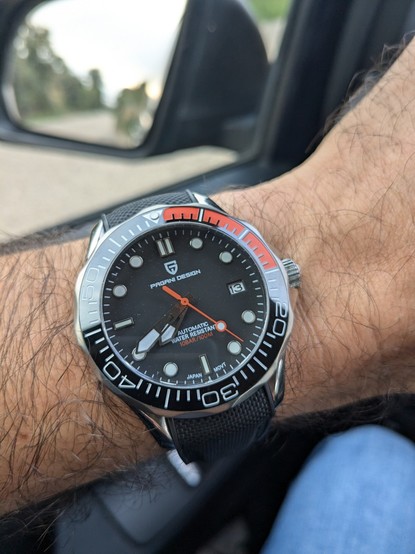 Reloj Pagani Design con diseño al Omega Seamaster con esfera negra y correa de silicona
