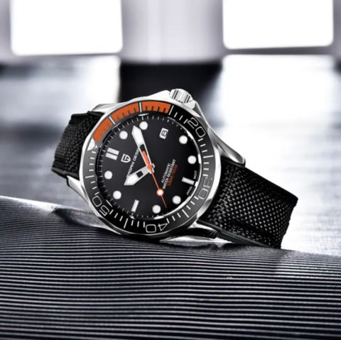 Pagani Design PD-1667 con acabado imitación al Omega seamaster Dive 300.
Esfera en negro con bisel negro y  naranja, correa de silicona negra. Foto de stock de la web de Pagani Design