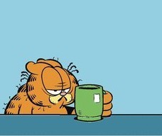 Garfield con una taza de café y aspecto desaliñado y malhumorado. 