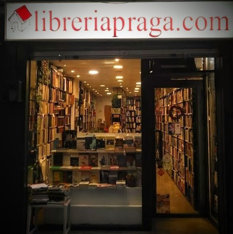 Fachada de Librería Praga, de noche.