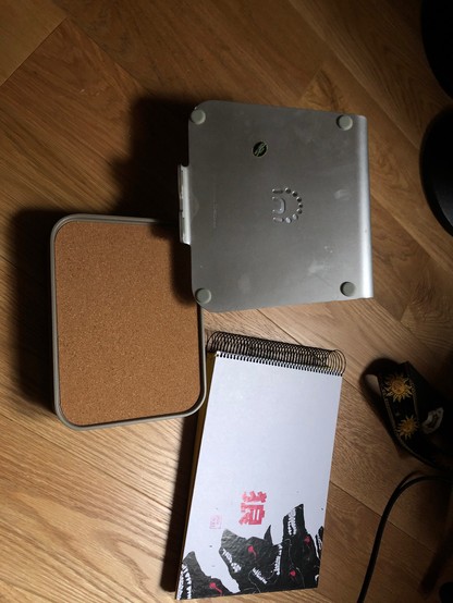 Soporte de aluminio para portátil, estuche metálico y libreta 