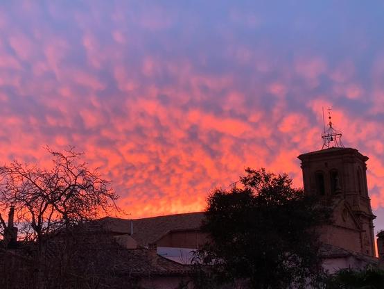 Amanecer con nubes medias.