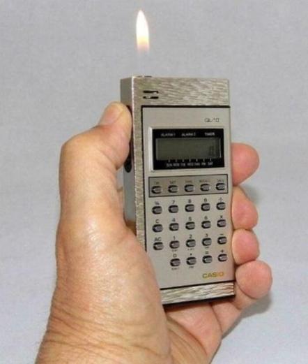 Imagen de una mano sosteniendo una calculadora cuadrada que está insertada en una especie de marco con botón lateral que al accionarlo prende una llama por arriba.
