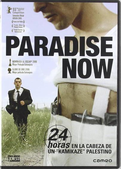 Cartel de la película con el título en letras grandes sobre la imagen del torso del protagonista con un cinturón de explosivos. Al fondo hay un campo de hierbas salvajes y el protagonista corriendo por él en traje.