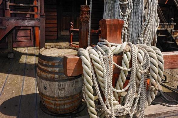 Barril, soga y elementos típicos a bordo de un barco
