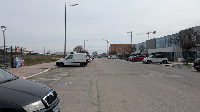 El otro lado de la calle, misma descripción con dos excepciones. A la derecha, la fachada que ocupa el lateral es el nuevo centro de salud. A la izquerda, se ven las obras de un cole del que hablaremos luego. ¡Estad al loro!
