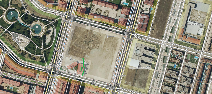 Vista satelital de todas las movidas que he ido contando arriba. El tramo de calle que nos ocupa está ubicado en diagonal pero muy próxima a la horizontal, ligeramente caida hacia la derecha. El colegio Pablo II se encuentra a la derecha, y el público Blas de Lezo aún más a la derecha. Aunque en realidad es el Pablo II el que, privado, está más a la d... pero bueno, que me lío, no estamos a estas cosas.