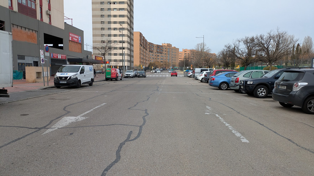 Foto de la calle súper ancha con coches a derecha e izquierda.