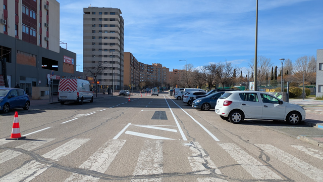 Desde el mismo ángulo que las dos primeras fotos, en esta ya se ven las líneas horizontales de límite del carril-bici, el resguardo, la banda de servicio (con la reserva de 3 metros a paso peatonal), y los dos carriles convencionales.