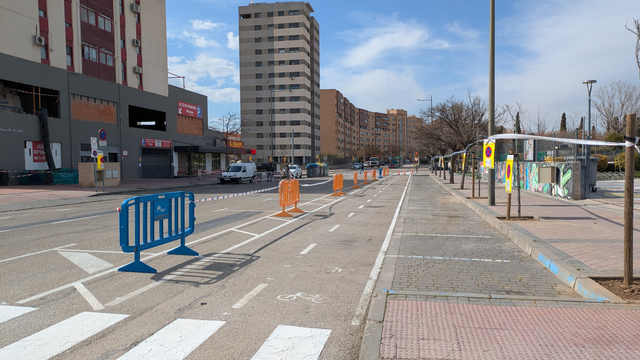 Foto de la calle con el carril-bici sin ocupar por coches.