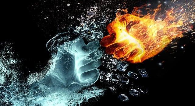 Mano de agua y mano de fuego chocando