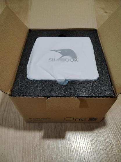 Caja abierta con el logotipo de Slimbook en la parte superior del equipo