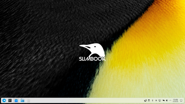 Fondo de escritorio Plasma con el logo de Slimbook y de fondo parece el cuerpo de un pingüino en negro y amarillo pero muy de cerca que se ve el pelo.