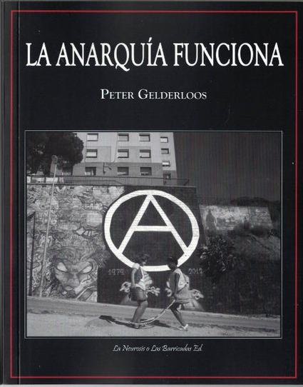 Portada del libro: bajo el título y el nombre del autor, aparece lo que parecen ser dos niñas saltando a la comba. Detrás de ellas hay un muro lleno de graffitis con una gran A dentro de una circunferencia.