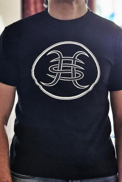 Nada, foto mía con una camiseta negra con el logo de Héroes del Silencio. Por supuesto, no se me ve la cara.