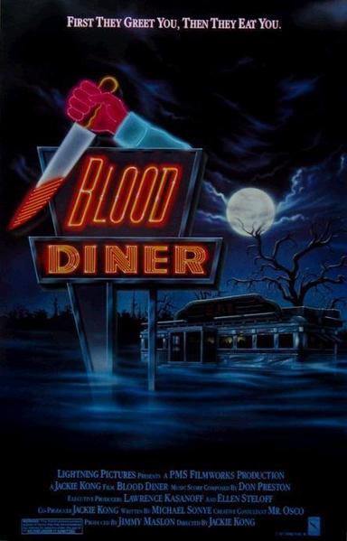 El cartel de la película "Blood Diner" muestra un letrero de neón sangriento con la palabra "BLOOD DINER" en letras rojas brillantes sobre un fondo nocturno. Una mano sale del letrero, agarrando un cuchillo ensangrentado. Al fondo, se ve una diner desolada y parcialmente sumergida en agua oscura bajo una luna llena y un cielo tormentoso. El cartel también incluye la frase "Primero te saludan, luego te comen".