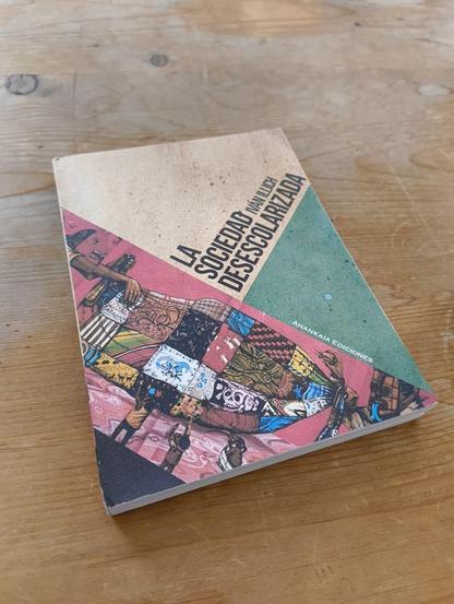 Una foto de la portada del libro "La sociedad desescolarizada"