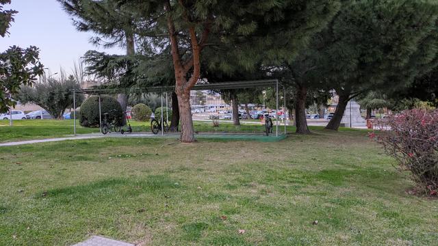 Aparcabicis de tipo romperradios en el césped del hospital Gómez Ulla