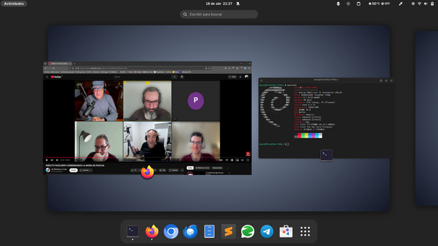 Captura de escritorio con Debian 12. Mostrando vista de ventanas reproduciendo Youtube en Firefox en una y mostrando terminal con Neofetch en la otra.
