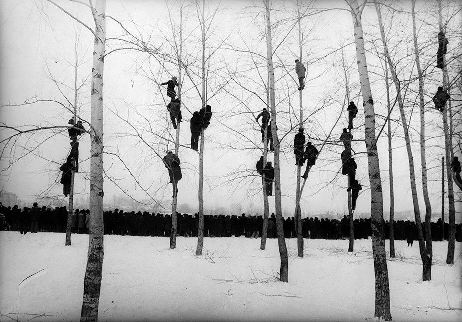 Mikola Gnisyuk. Hombres subidos a arboles en un paisaje nevado. 1964
